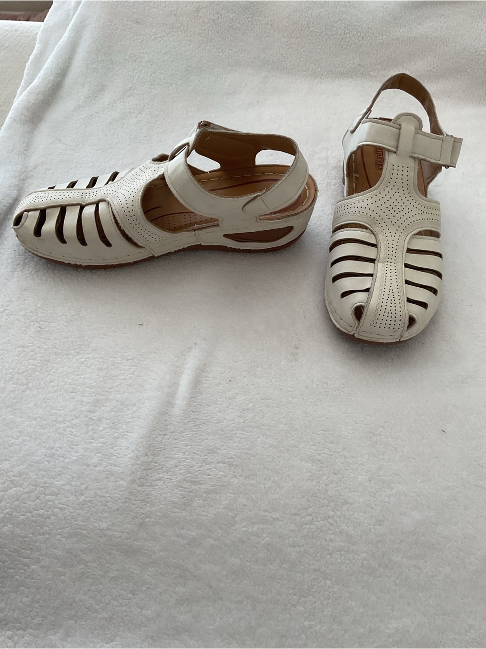 Shibever Women’s White Closed-Toe Leather Sandals with Adjustable Strap - Picture 5 of 8